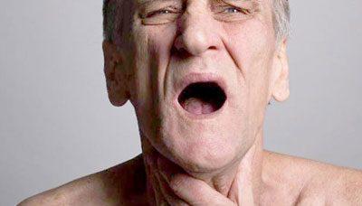 Мужчине тяжело дышать