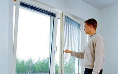 Парень открывает окно