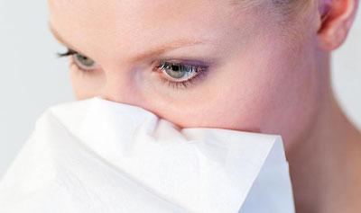 Насморк у девушки