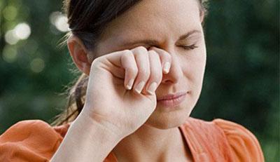 Слезотечение у девушки