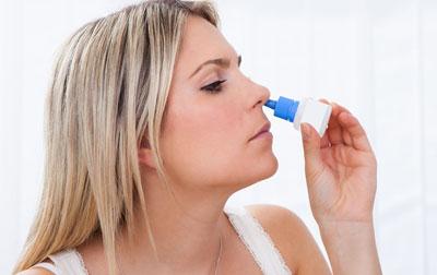 Девушка капает нос