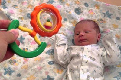 Проверка слуха у новорожденного