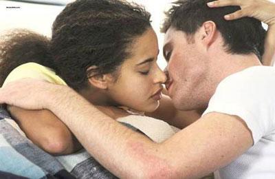 Поцелуй парня и девушки