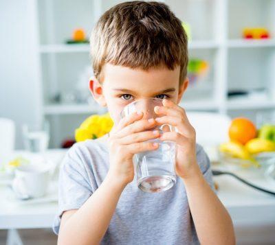 Ребенок пьет воду