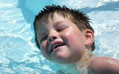 Попадание воды в ухо ребенку